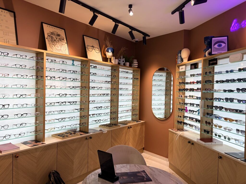 Boutique d’opticien après travaux à Paris 11e — Présentoirs habillés de bois et mobilier sur mesure