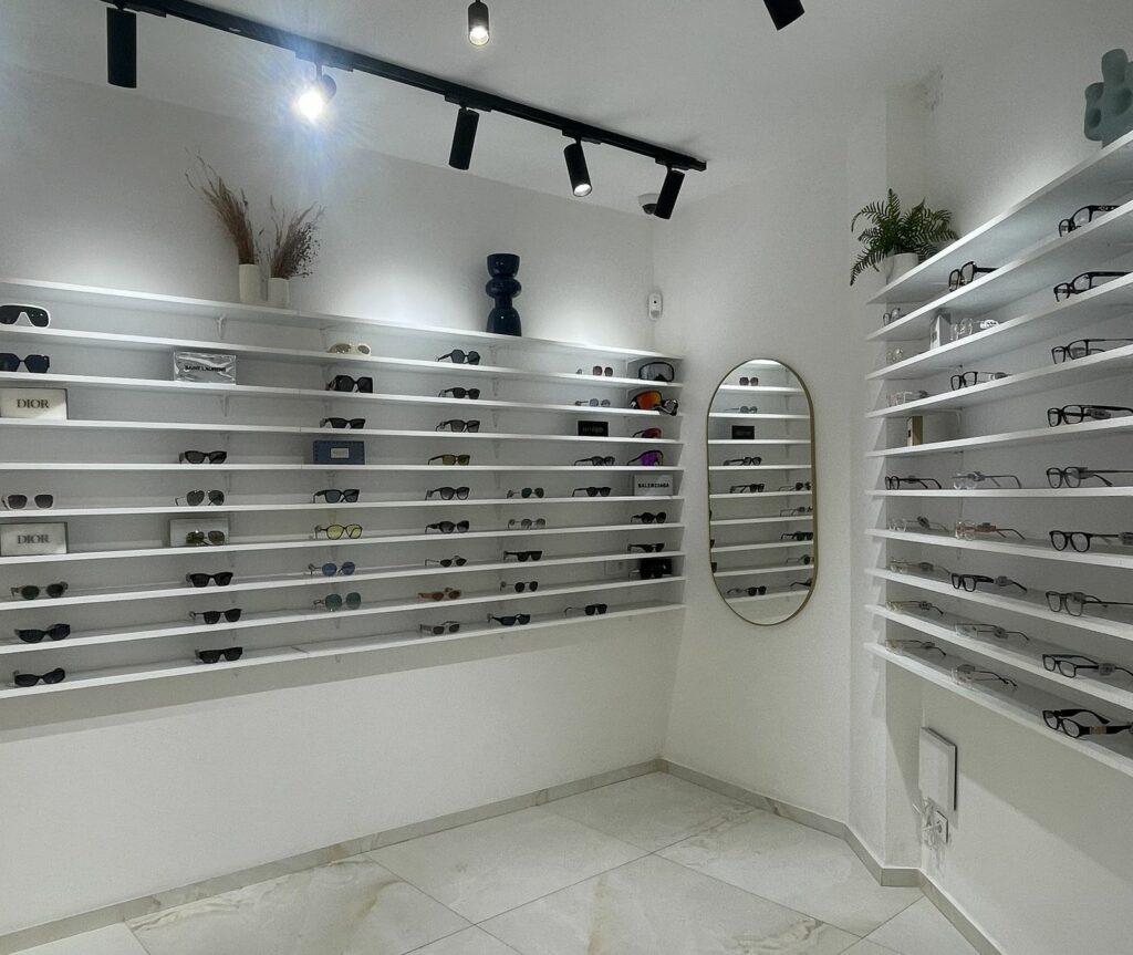 Boutique d’opticien avant travaux à Paris 11e — Présentoirs habillés de bois et mobilier sur mesure