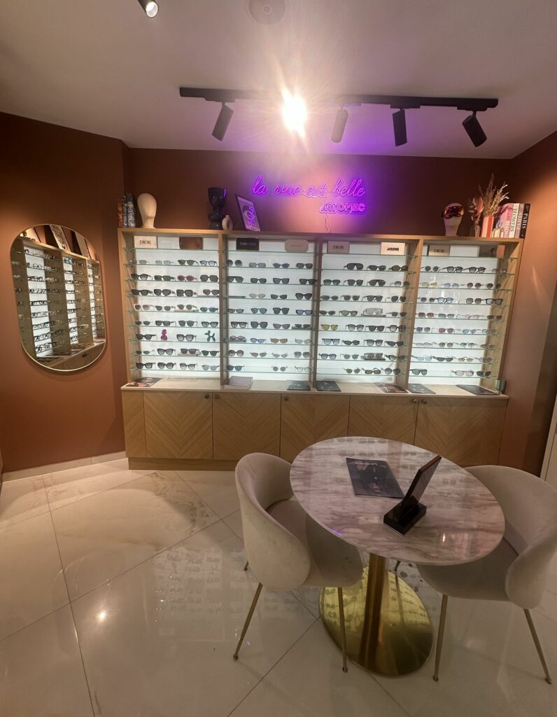 Boutique d’opticien après travaux à Paris 11e — Espace conseil chaleureux, murs et éclairage repensés