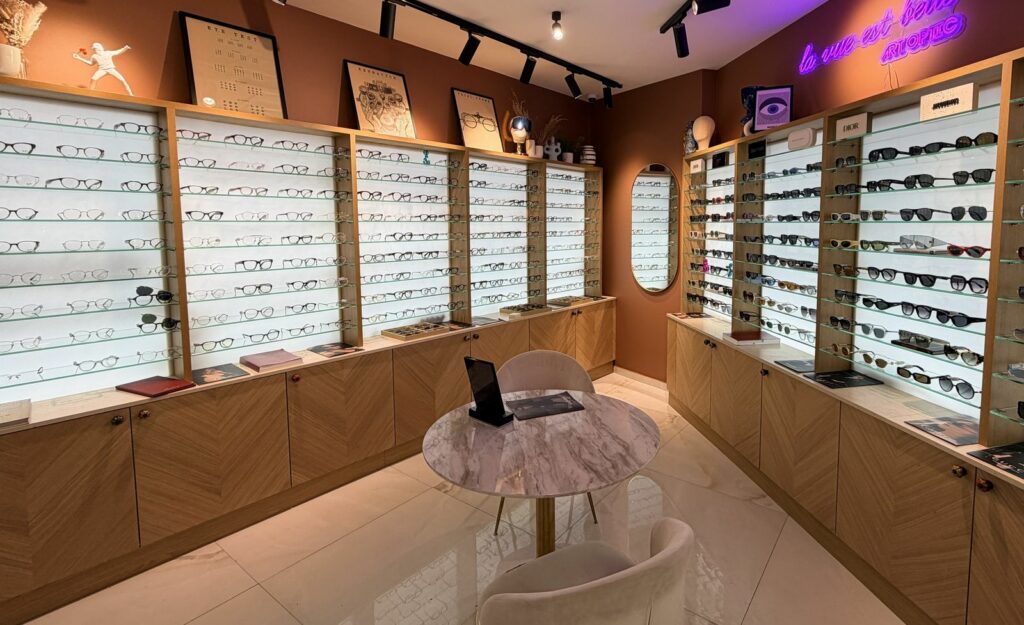 Boutique d’opticien après travaux à Paris 11e — Linéaires de présentation entièrement refaits
