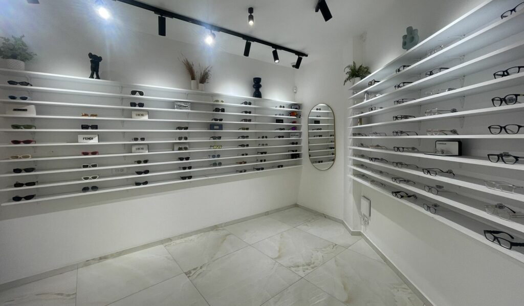 Boutique d’opticien avant travaux à Paris 11e — Linéaires de présentation entièrement refaits