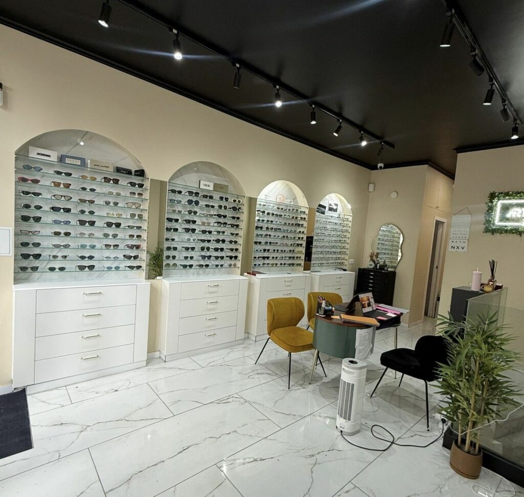 Boutique d’opticien avant travaux à Paris 17e — Rénovation complète d'une boutique d'optique