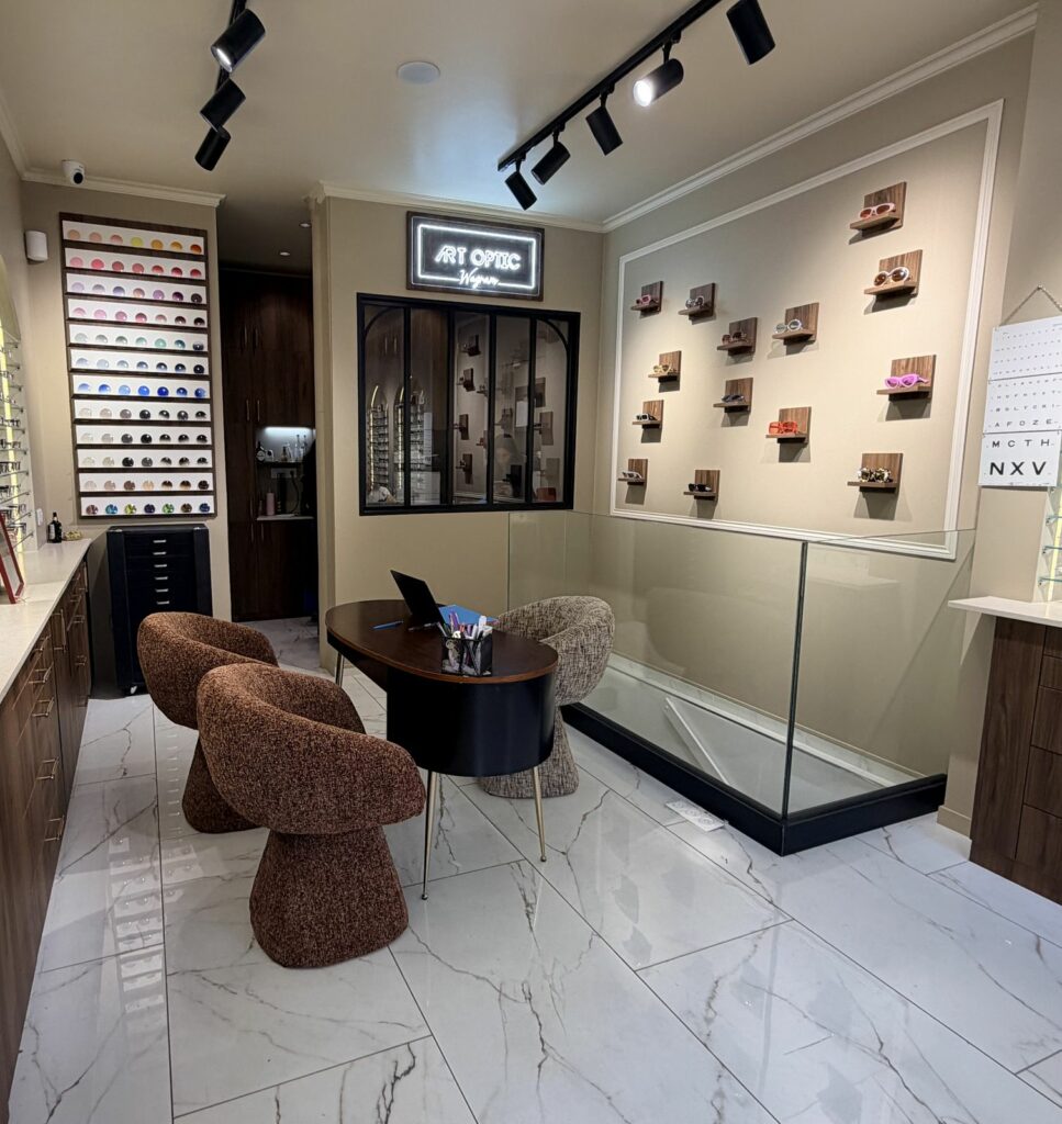 Boutique d’opticien après travaux à Paris 17e — Espace accueil et mur de présentation repensés