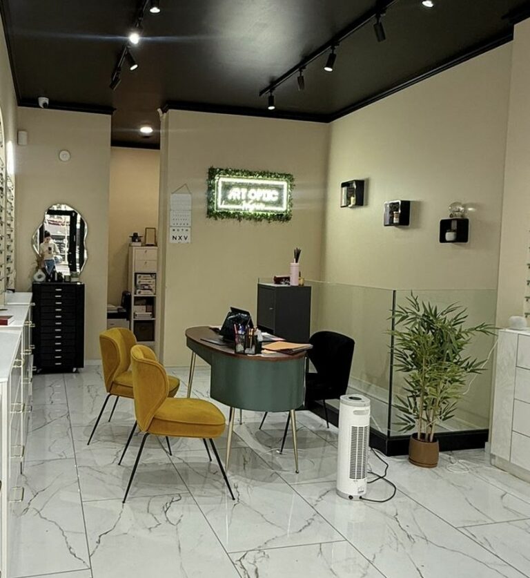 Boutique d’opticien avant travaux à Paris 17e — Espace accueil et mur de présentation repensés