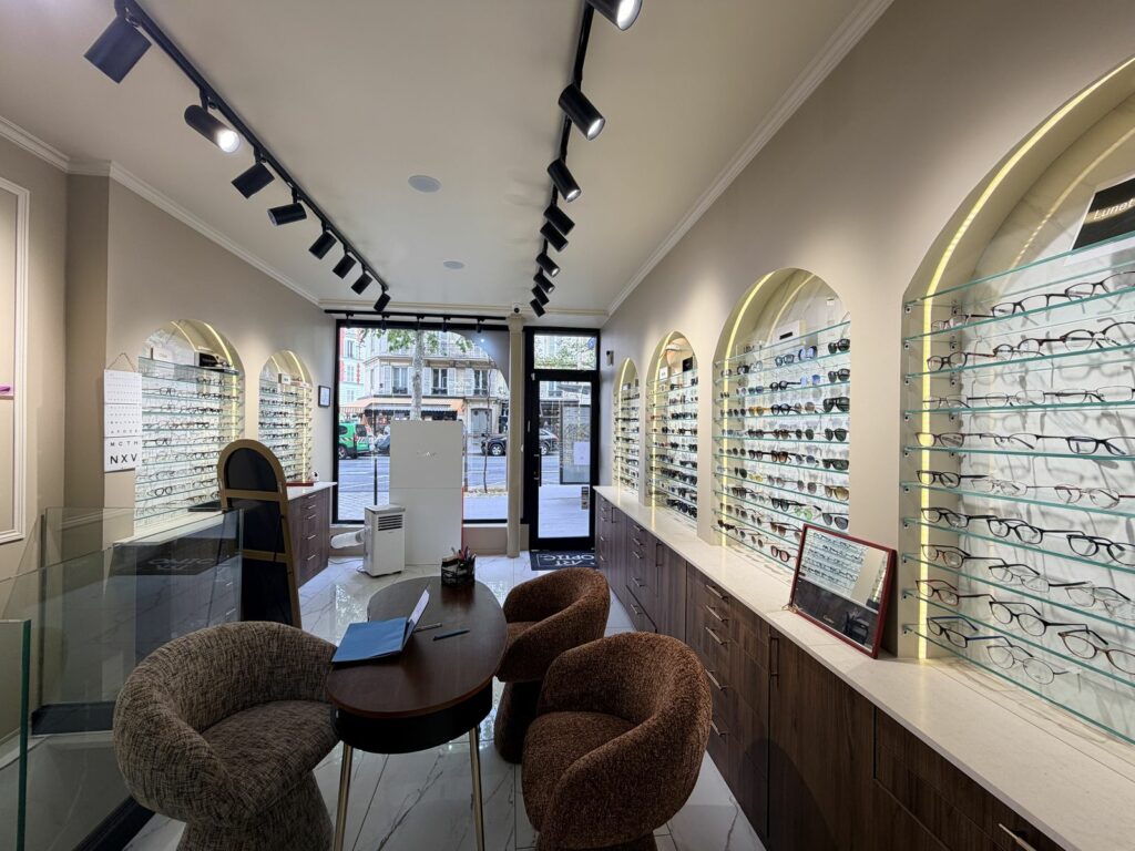 Boutique d’opticien après travaux à Paris 17e — Alcôves vitrées et meubles bas sur mesure