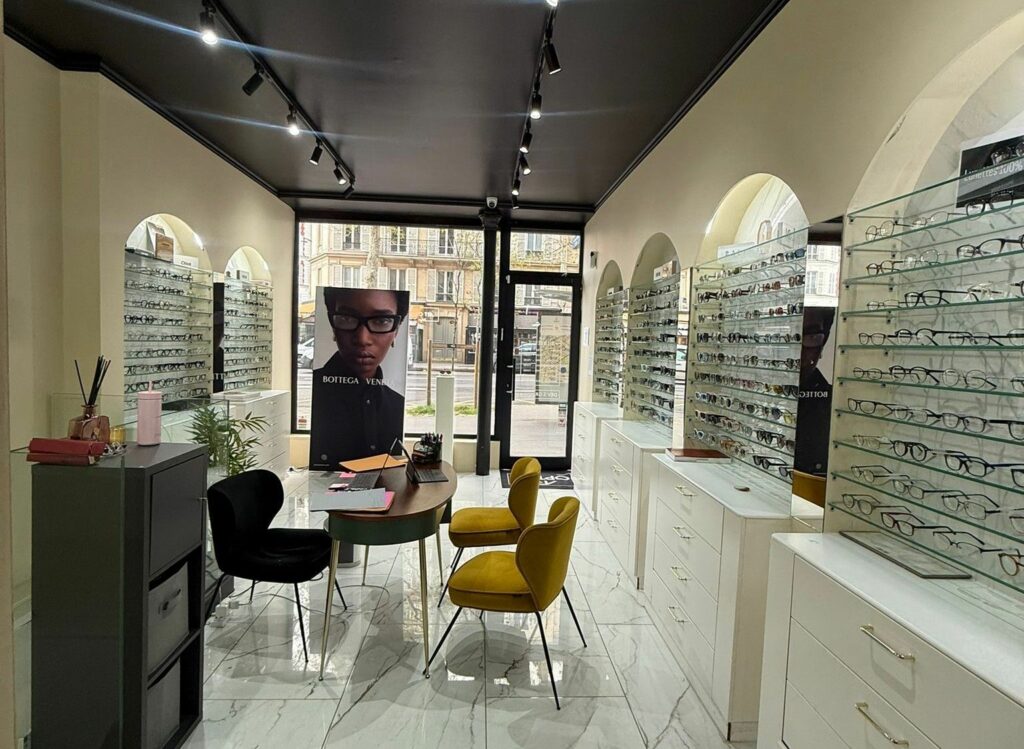 Boutique d’opticien avant travaux à Paris 17e — Alcôves vitrées et meubles bas sur mesure
