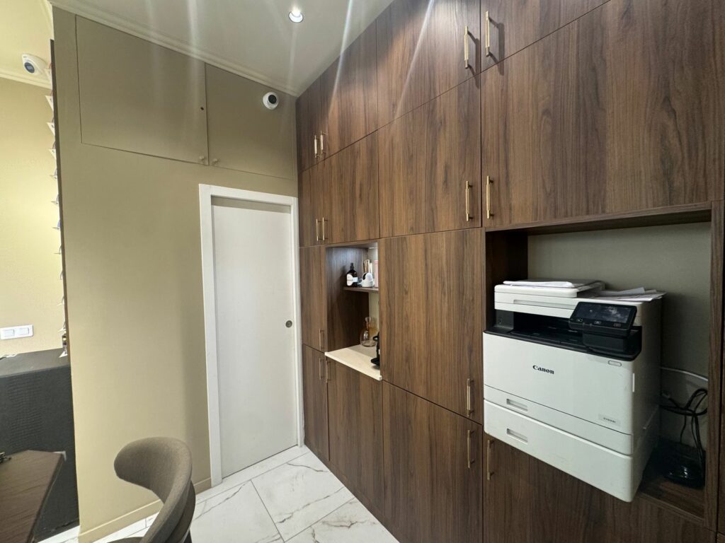 Boutique d’opticien après travaux à Paris 17e — Arrière-boutique : rangements intégrés du sol au plafond