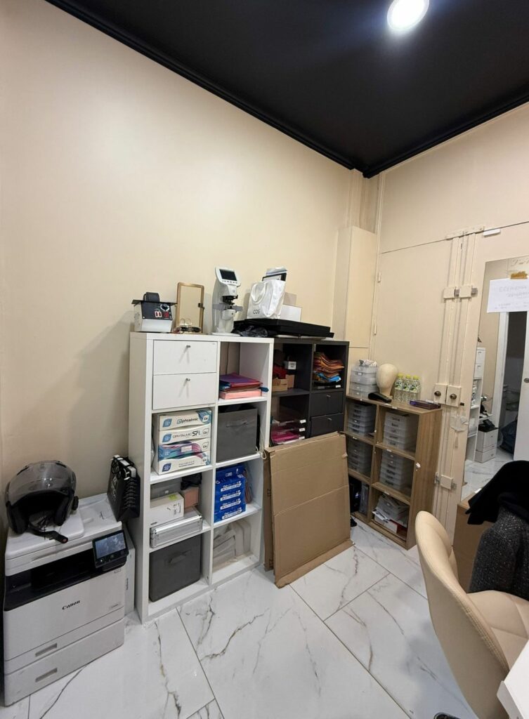 Boutique d’opticien avant travaux à Paris 17e — Mur de rangement sur mesure avec niches