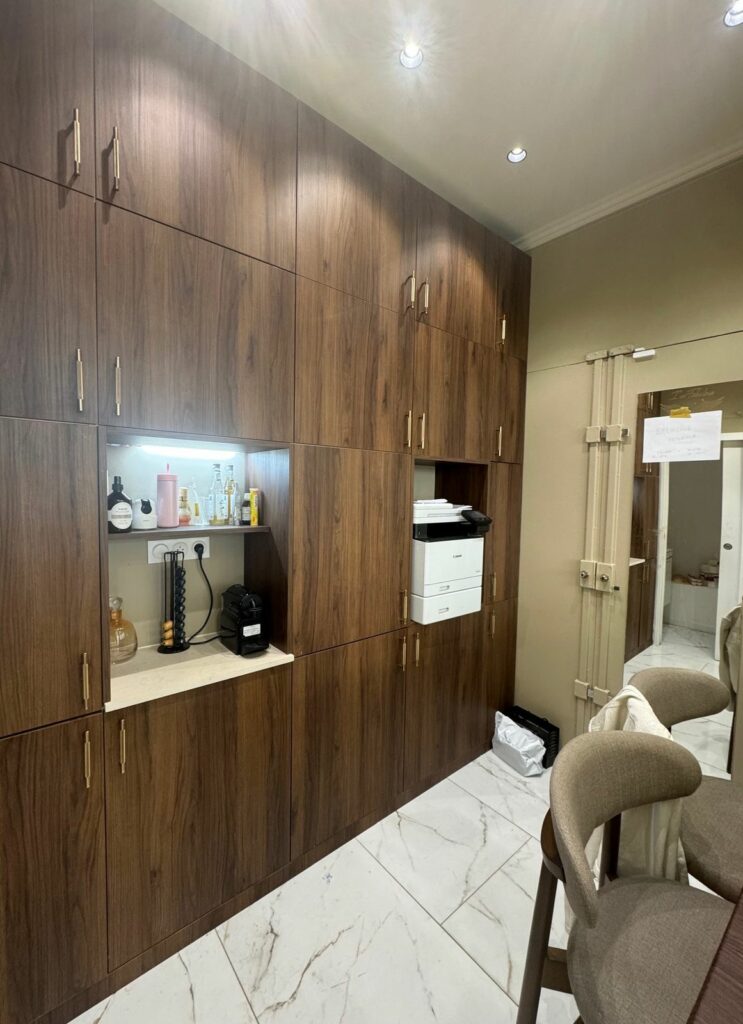 Boutique d’opticien après travaux à Paris 17e — Mur de rangement sur mesure avec niches