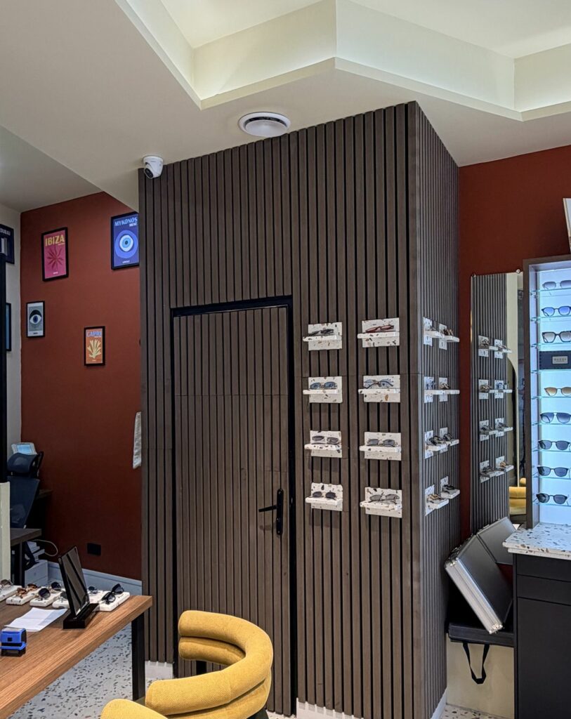 Boutique d’opticien après travaux à Paris 18e — Gaine technique transformée en élément de décor