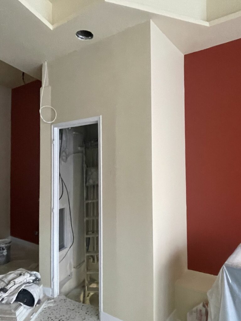 Boutique d’opticien avant travaux à Paris 18e — Gaine technique transformée en élément de décor