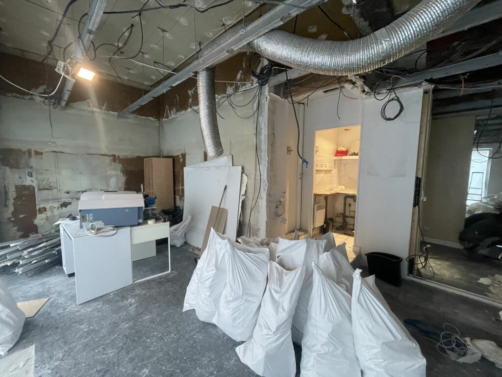 Boutique d’opticien avant travaux à Paris 18e — D'un local brut à une boutique d'optique prête à ouvrir