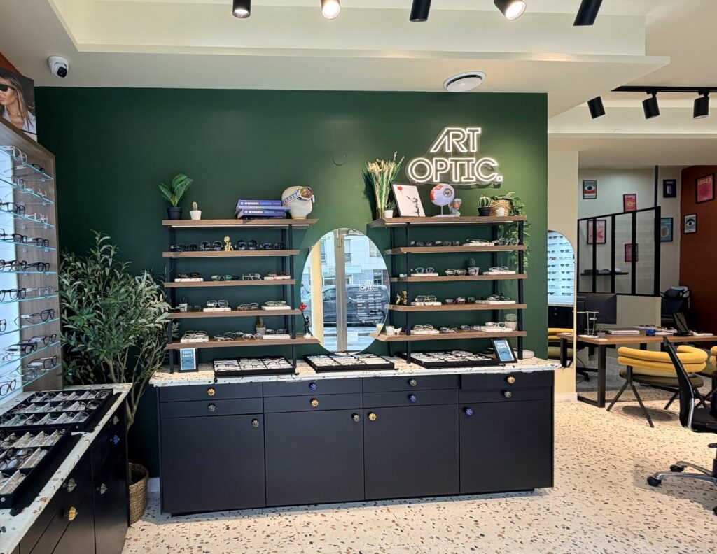 Boutique d’opticien après travaux à Paris 18e — Mur d'exposition, meubles bas et peinture décorative