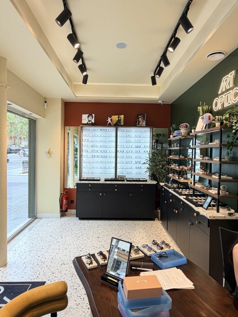 Boutique d’opticien après travaux à Paris 18e — Vitrine et espace de vente aménagés