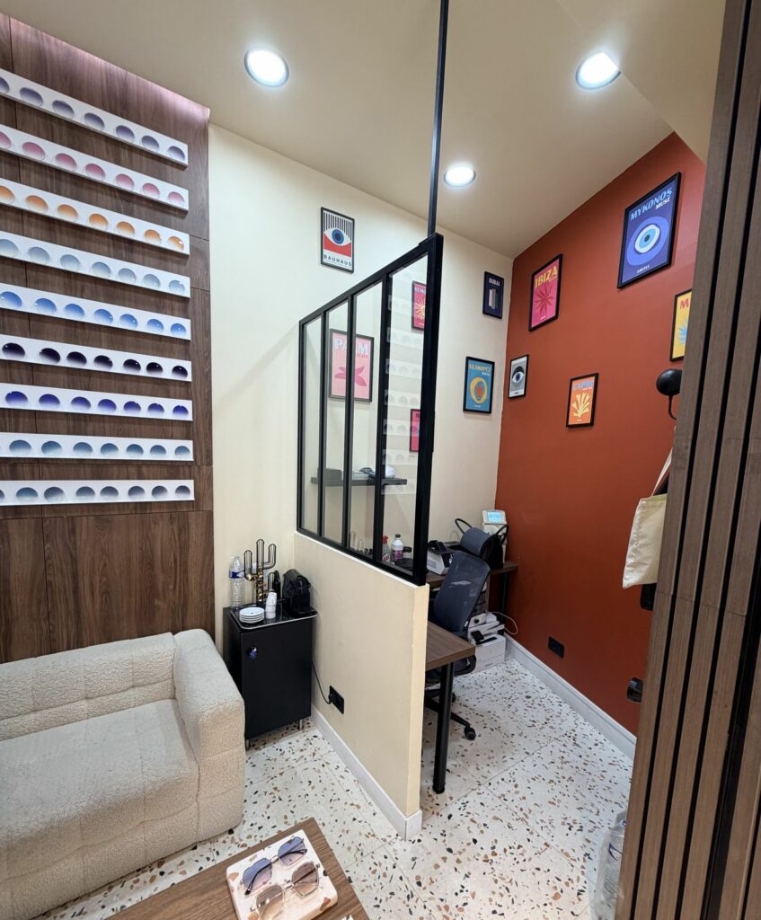 Boutique d’opticien après travaux à Paris 18e — Cabine d'examen avec verrière et présentoir