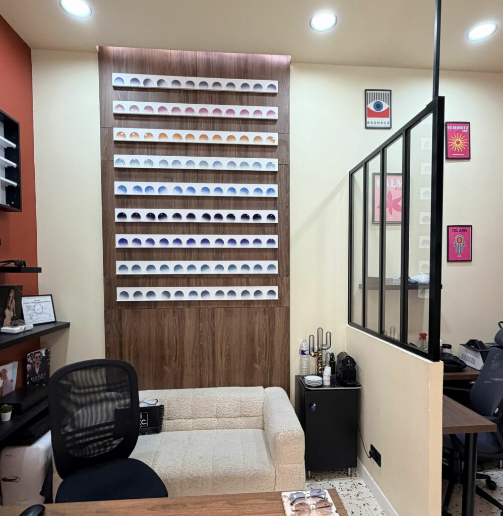 Boutique d’opticien après travaux à Paris 18e — Coin attente cloisonné et mis en lumière