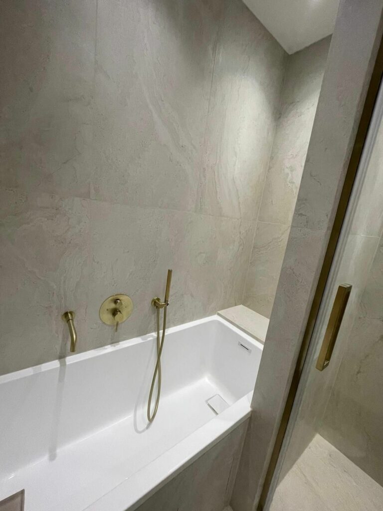 Salle de bain après travaux à Paris 16e - Art Eco Conseil