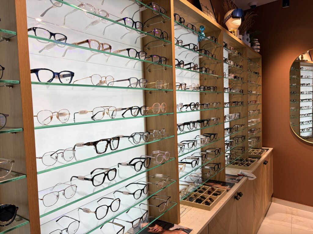 Menuiserie sur mesure dans une boutique d’opticien à Paris 11e — Art Eco Conseil