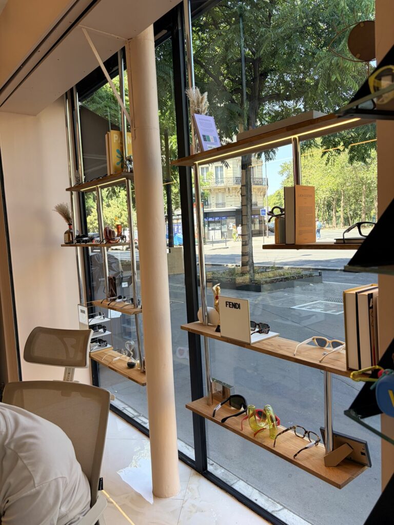 Menuiserie sur mesure dans une boutique d’opticien à Paris 11e — Art Eco Conseil