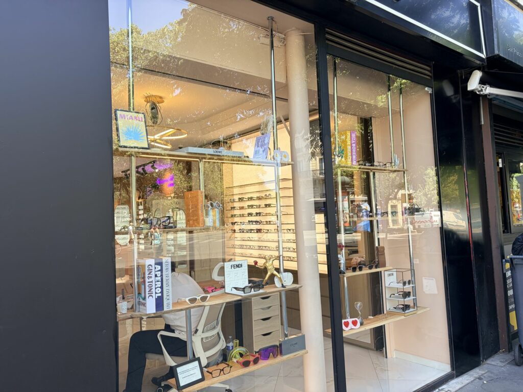 Menuiserie sur mesure dans une boutique d’opticien à Paris 11e — Art Eco Conseil