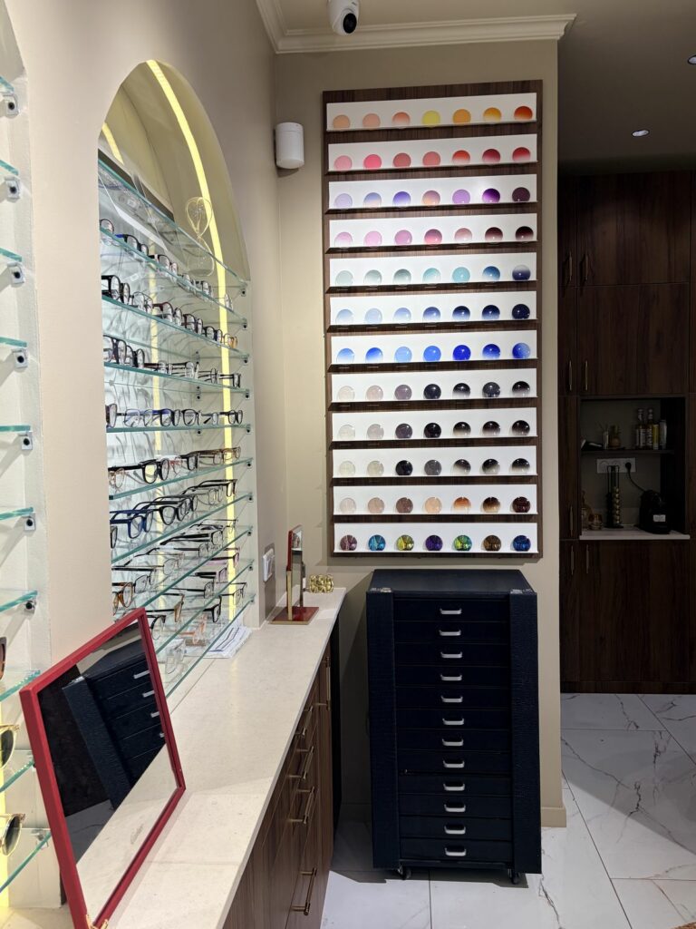 Menuiserie sur mesure dans une boutique d’opticien à Paris 17e — Art Eco Conseil
