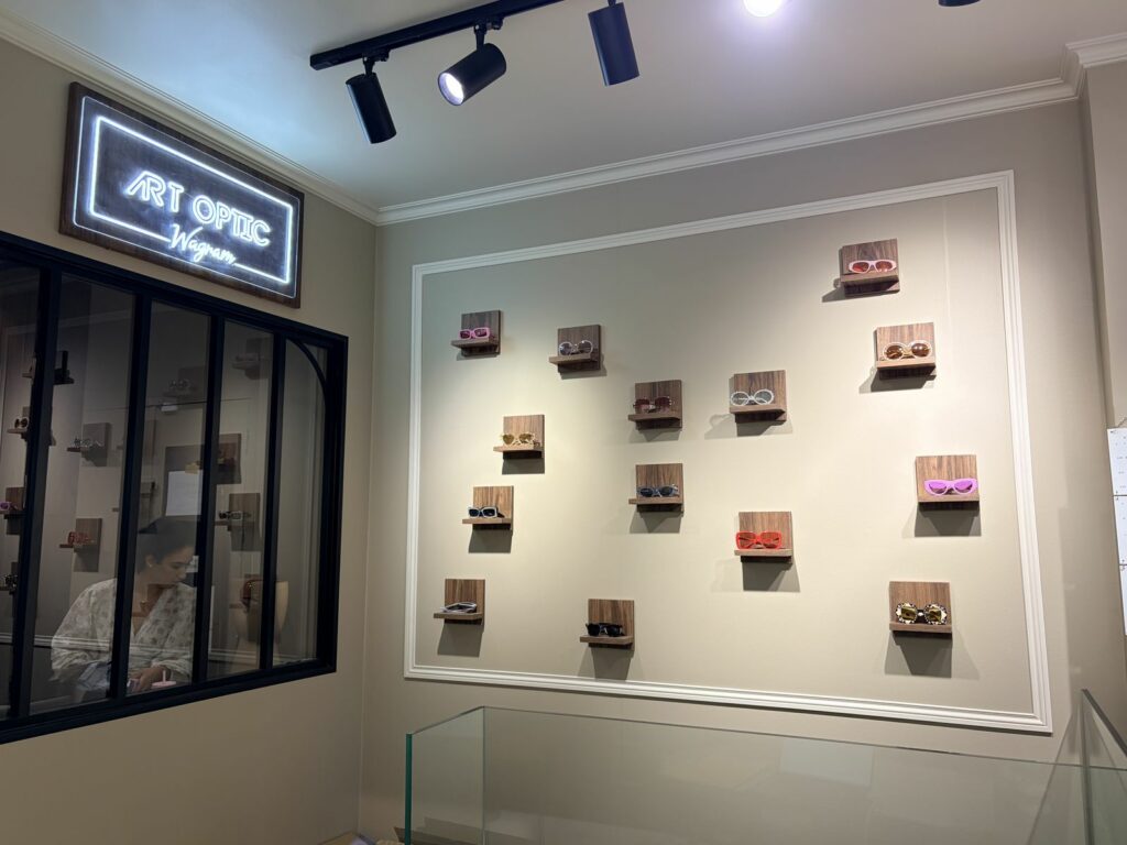 Menuiserie sur mesure dans une boutique d’opticien à Paris 17e — Art Eco Conseil