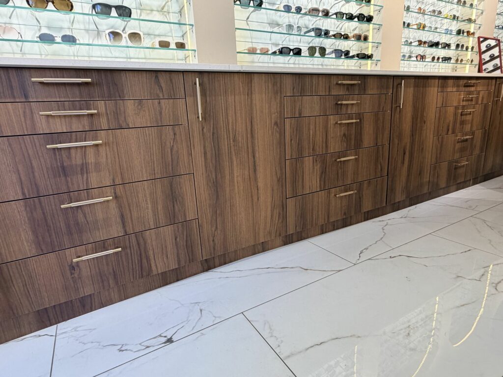 Menuiserie sur mesure dans une boutique d’opticien à Paris 17e — Art Eco Conseil