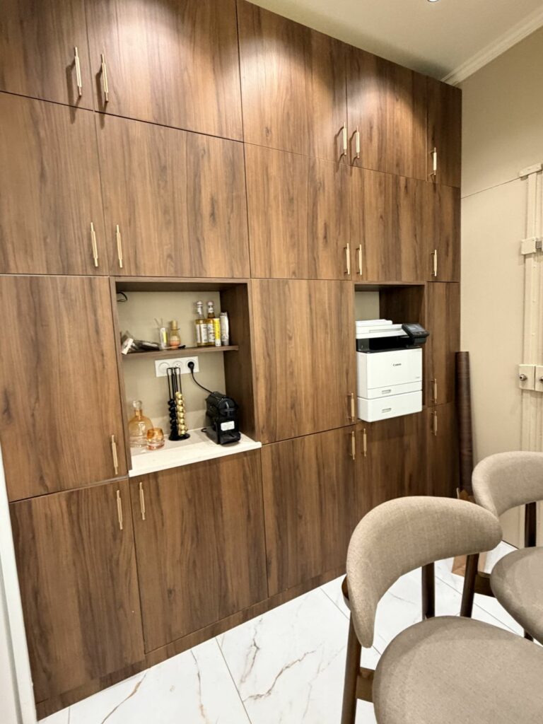 Menuiserie sur mesure dans une boutique d’opticien à Paris 17e — Art Eco Conseil