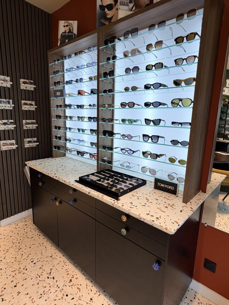 Menuiserie sur mesure dans une boutique d’opticien à Paris 18e — Art Eco Conseil