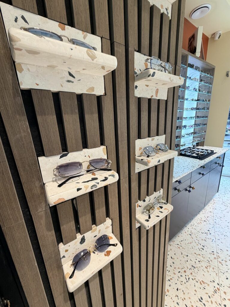 Menuiserie sur mesure dans une boutique d’opticien à Paris 18e — Art Eco Conseil
