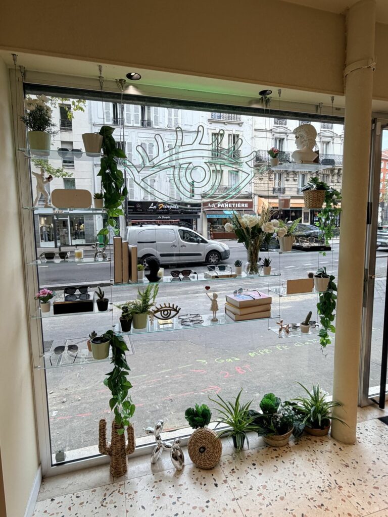 Menuiserie sur mesure dans une boutique d’opticien à Paris 18e — Art Eco Conseil