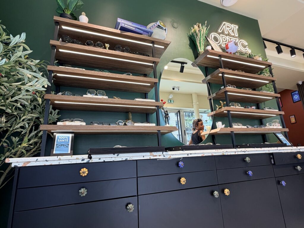 Menuiserie sur mesure dans une boutique d’opticien à Paris 18e — Art Eco Conseil