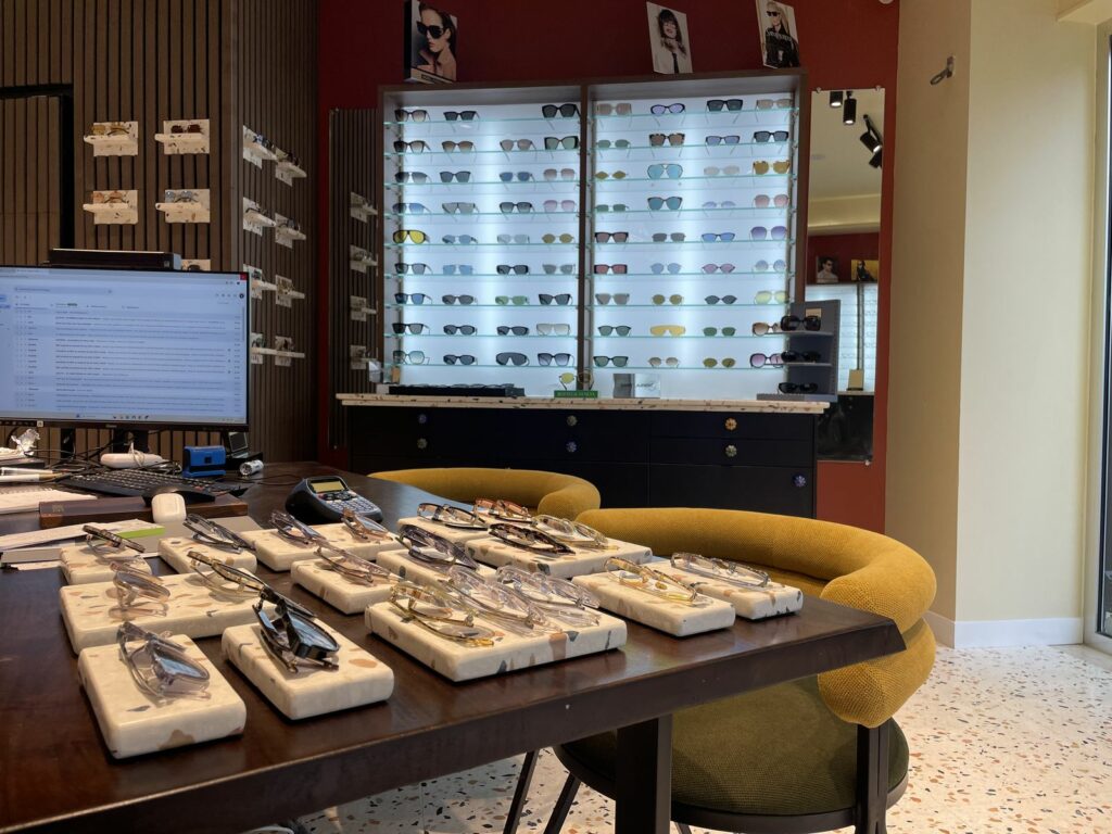 Menuiserie sur mesure dans une boutique d’opticien à Paris 18e — Art Eco Conseil
